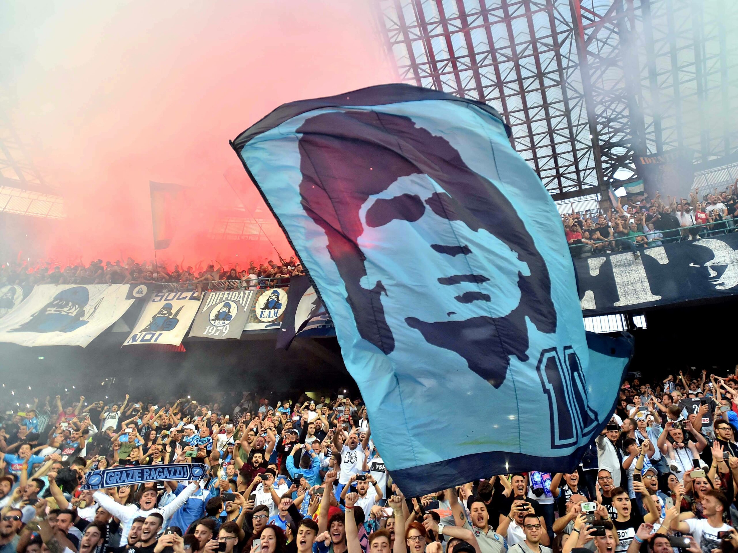 Napoli: in campo con una maglia speciale in ricordo di Maradona