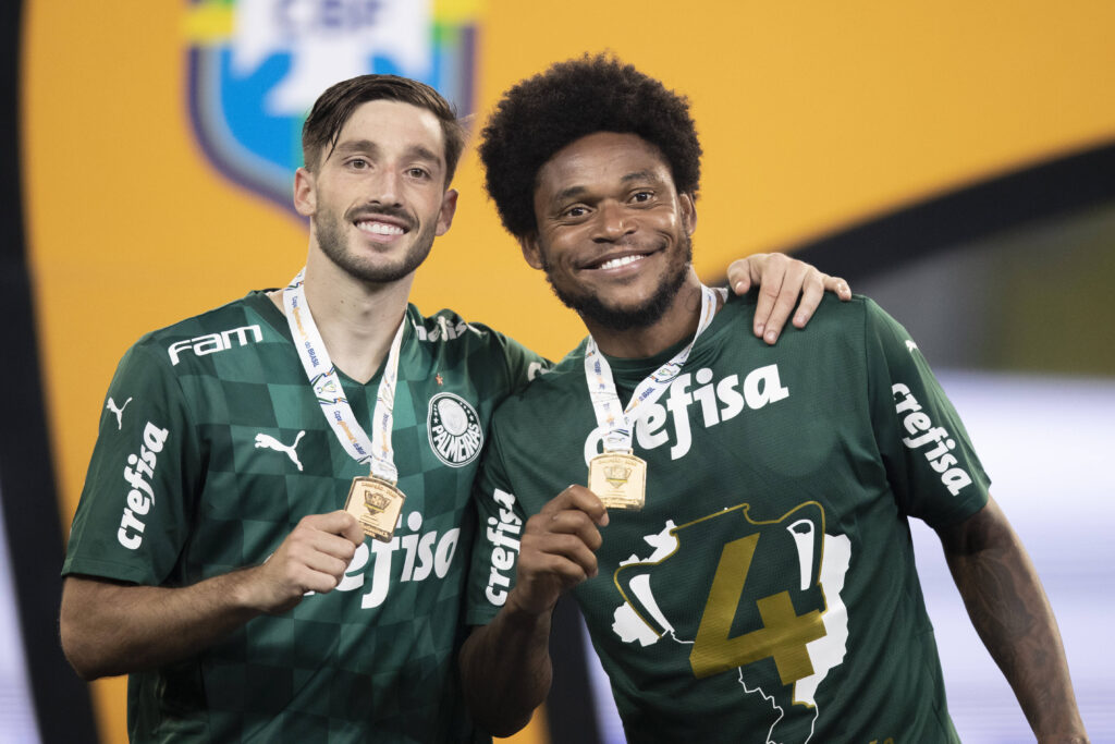 Luiz Adriano, positivo al Covid esce ugualmente ed investe un ciclista