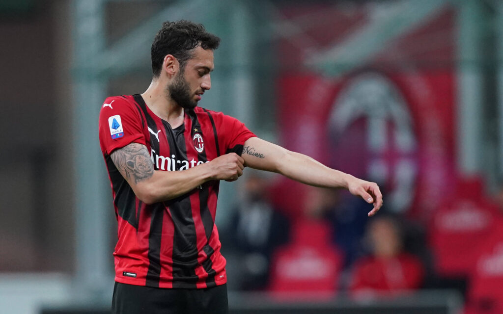 Milan, fase cruciale per Calhanoglu. L’ultimatum e la richiesta del giocatore