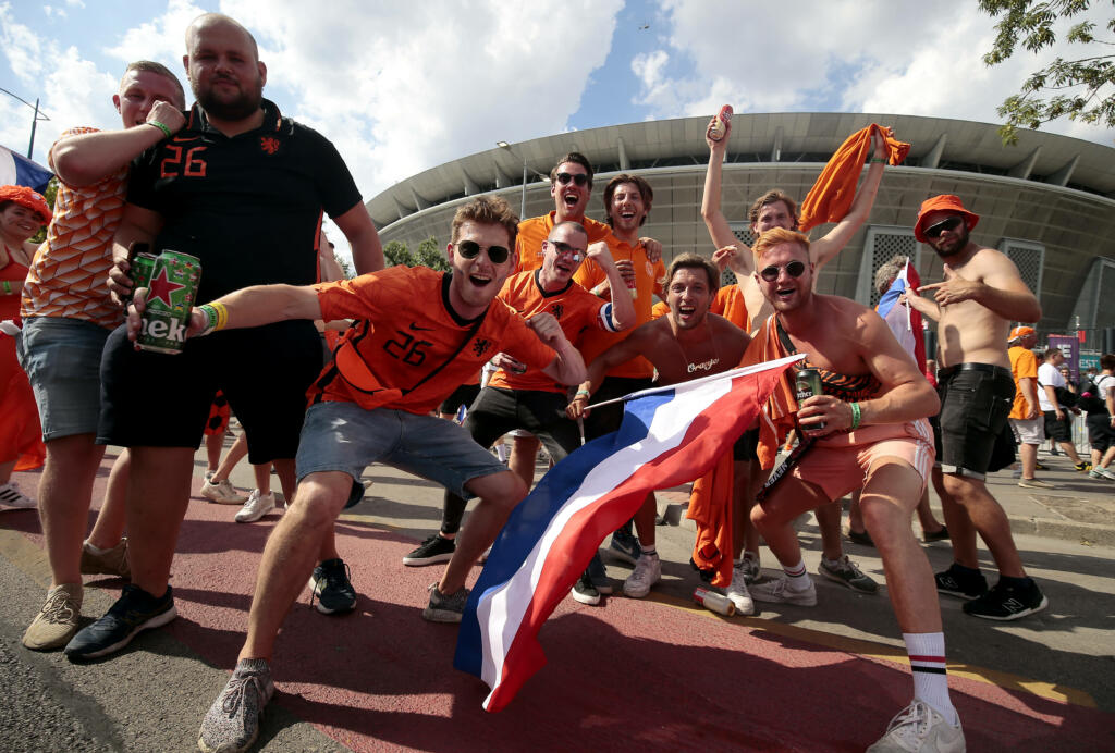 Uefa, vietate bandiere arcobaleno a Budapest. Le perplessità degli olandesi