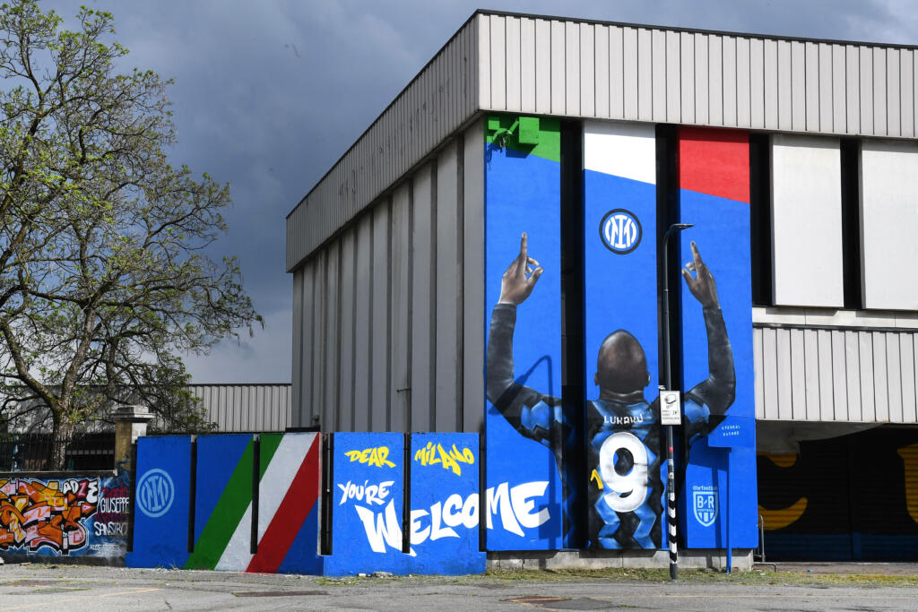 Inter, a San Siro imbrattato il murales di Lukaku