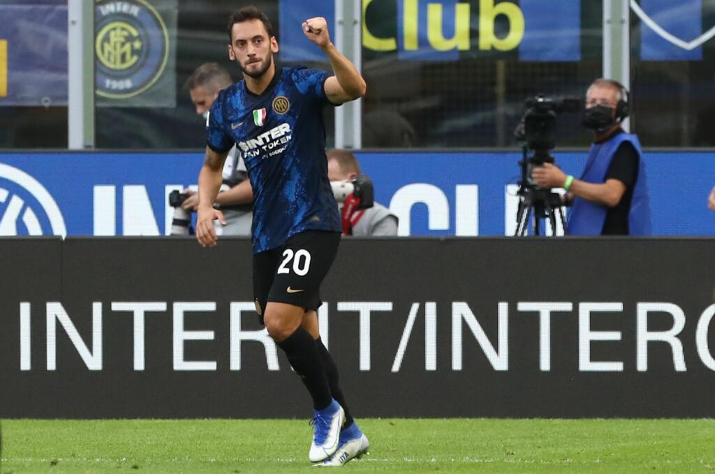 Inter, Calhanoglu torna in gruppo e punta alla Juve