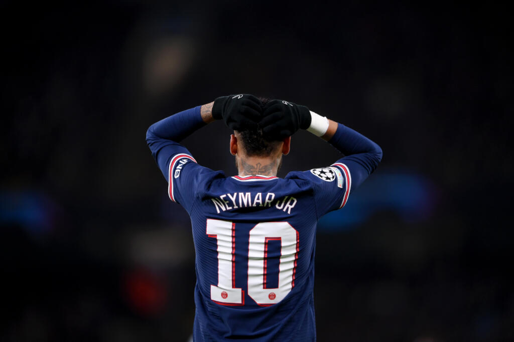 PSG, allarme Neymar: si fa male ed esce dal campo in barella