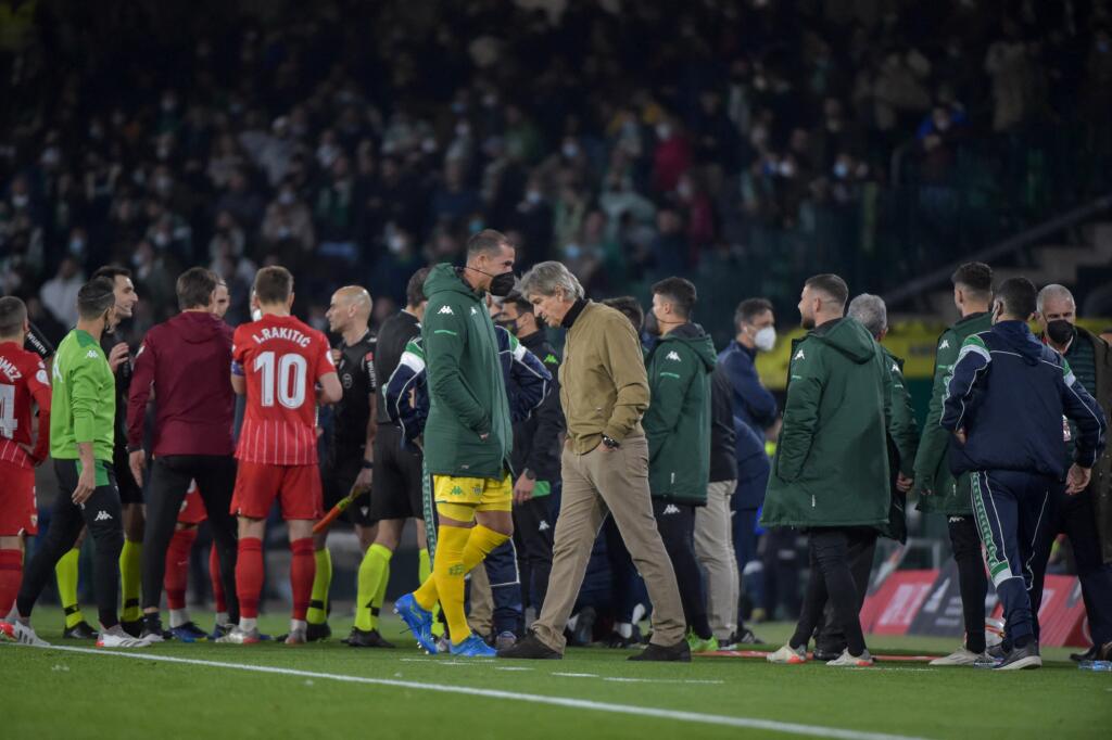 Copa del Rey, derby di Siviglia: un bastone colpisce Jordàn, partita sospesa