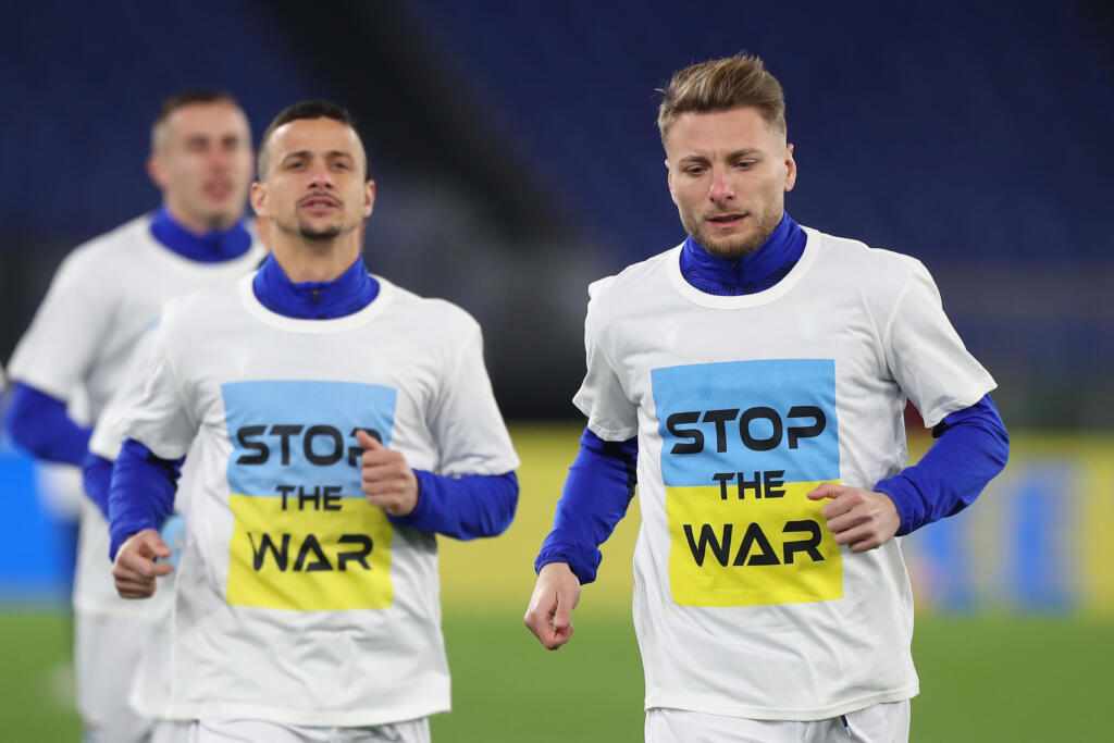 Guerra in Ucraina, la Lazio entra in campo con la maglia “Stop the war”