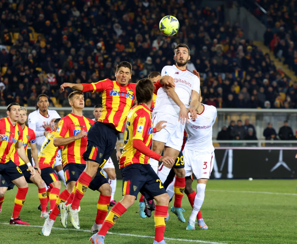 Lecce-Roma 1-1, il primo tempo: Dybala rimedia all’autorete di Ibanez