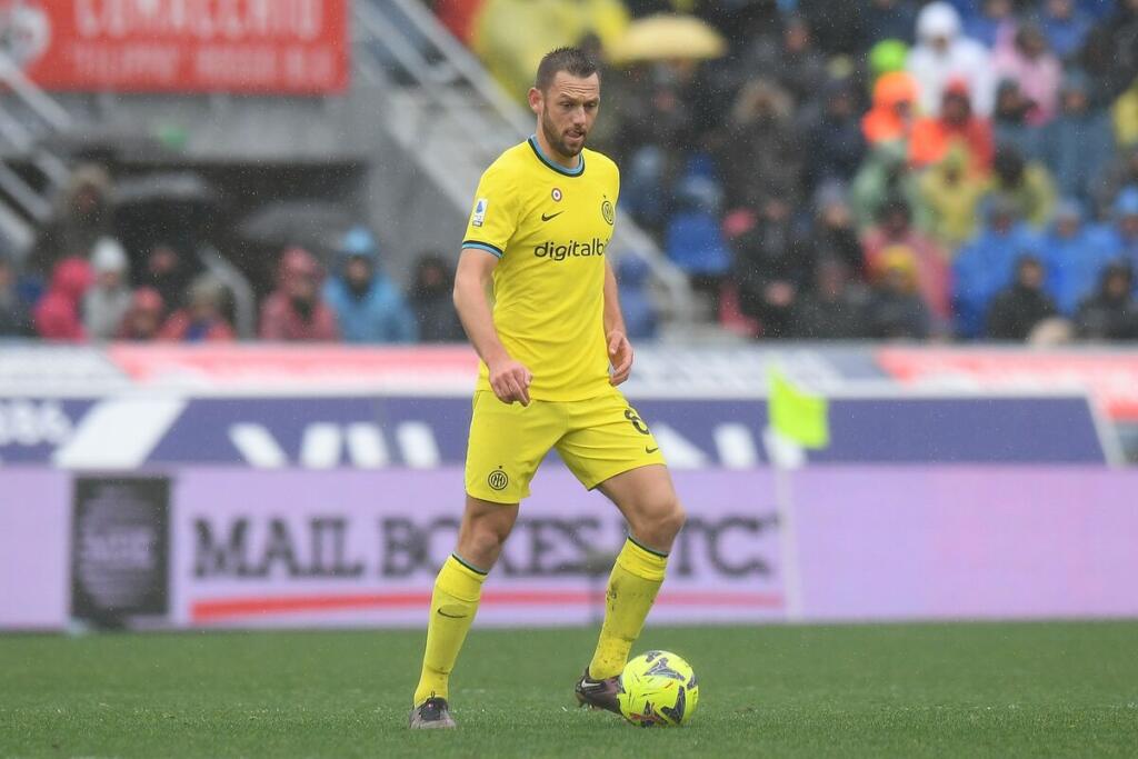 Mercato Inter, bozza di accordo per il rinnovo di De Vrij: cifre e dettagli