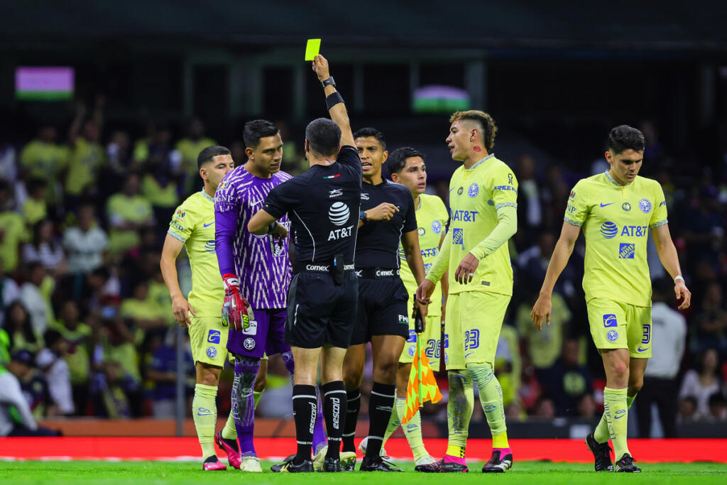 Follia in Messico, arbitro sospeso per una ginocchiata – VIDEO