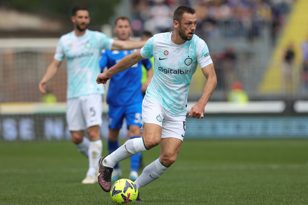 Mercato Inter, si ragiona sul rinnovo di Stefan de Vrij