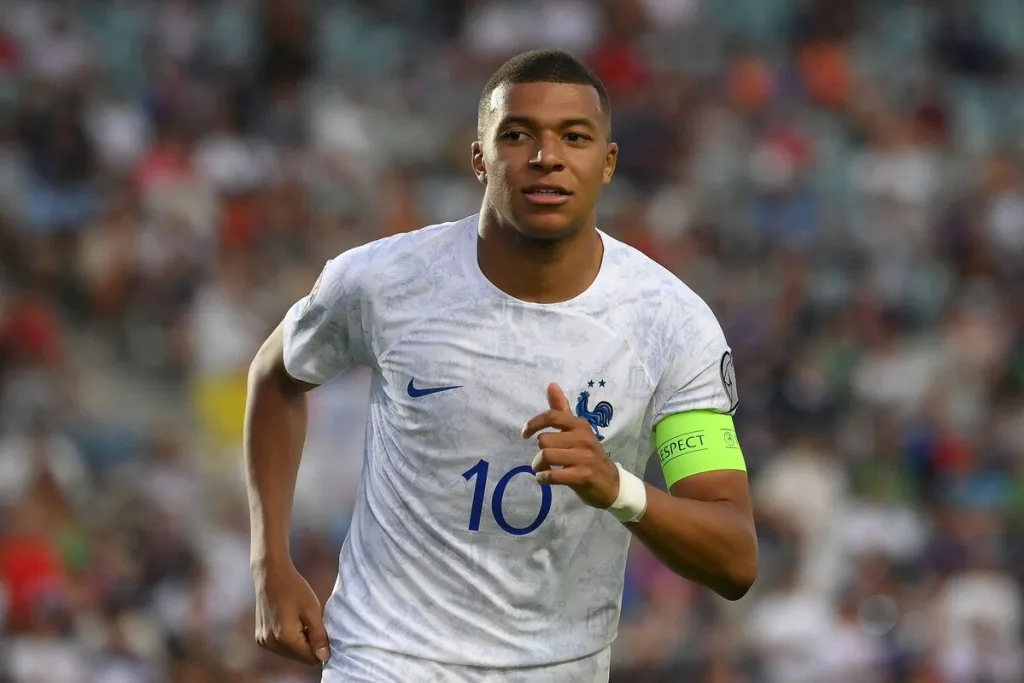 Futuro Mbappé, il PSG fissa il prezzo: la strategia del Real