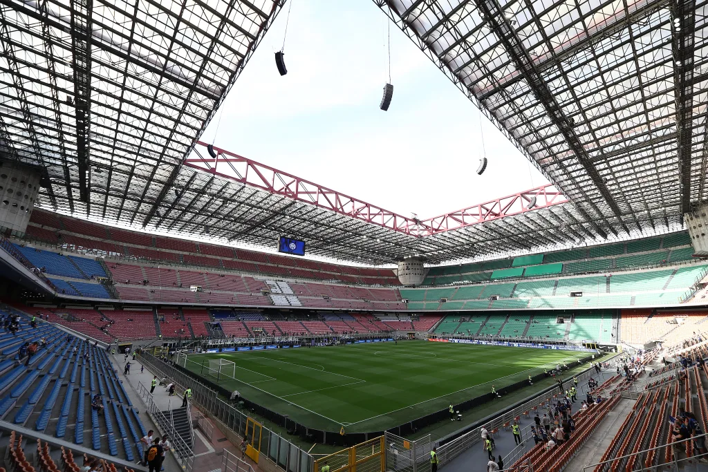 Inter-Milan, luci a San Siro: il mondo collegato per il Derby