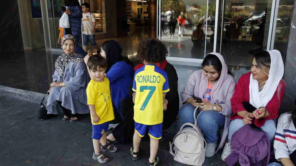 Bambino arabo con la maglia di Ronaldo