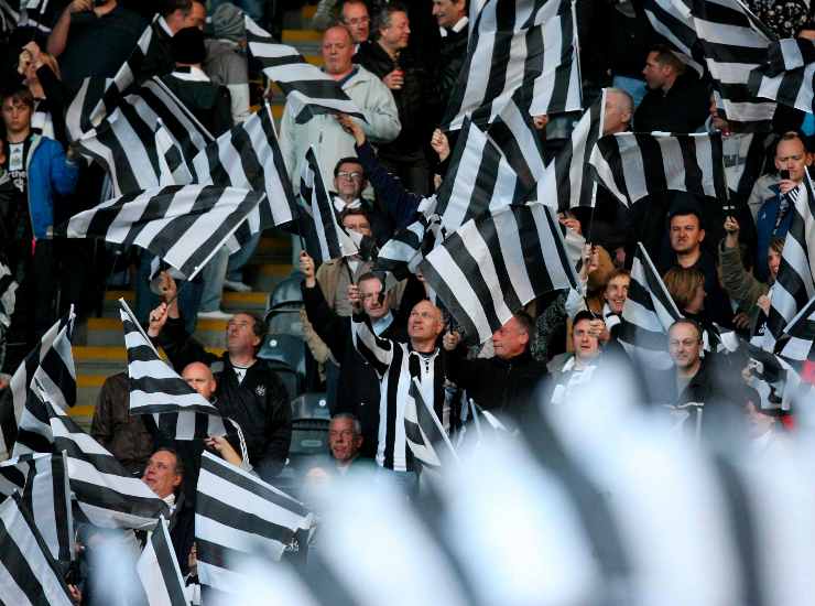 I tifosi del Newcastle sventolano le bandiere