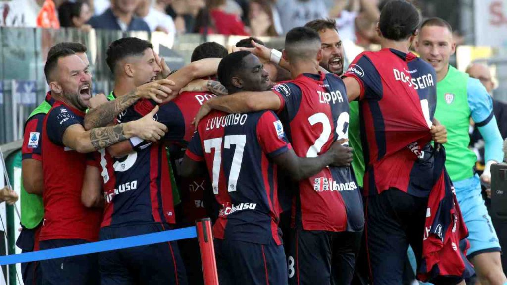 Calciatori del Cagliari esultano dopo la rimonta sul Frosinone