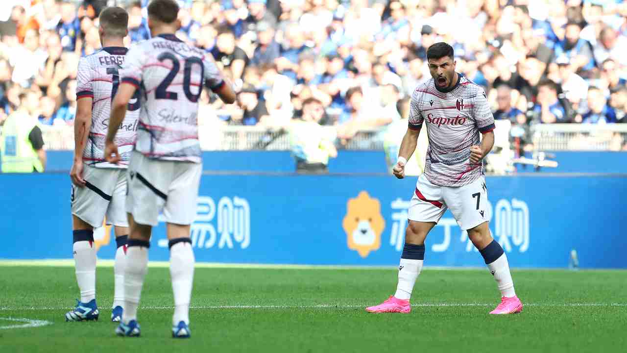 Calciatori del Bologna esultano