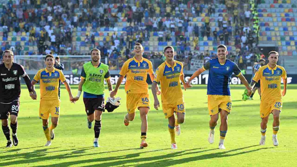 Calciatori del Frosinone sotto la curva di casa