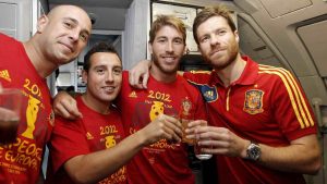 Alcuni giocatori della Spagna dopo la vittoria dell'Europeo 2012 - CalcioInPillole.com