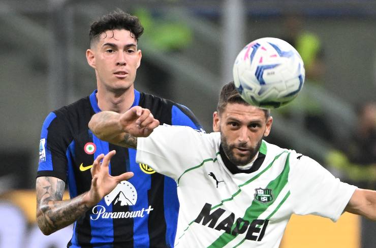 Alessandro Bastoni nel duello con Domenico Berardi