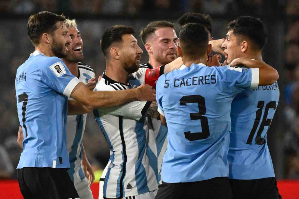 Argentina-Uruguay, duro scontro Messi-Olivera: mani al collo, cosa è successo