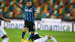 Arturo Vidal in campo con la maglia dell'Inter