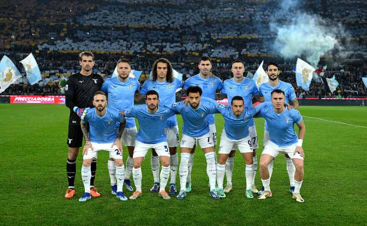 La squadra della Lazio pronta a disputare la partita