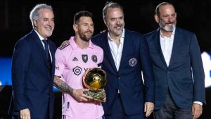 Lionel Messi posa con il Pallone d'Oro