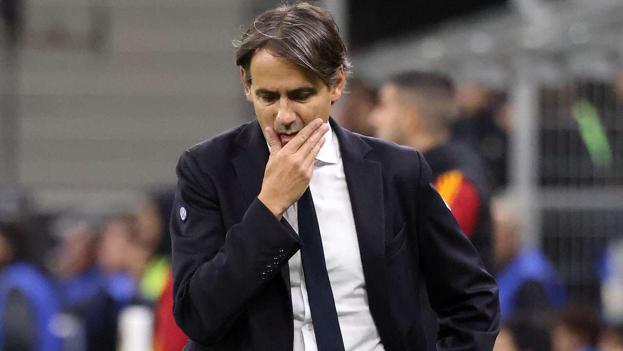 Simone Inzaghi perplesso e preoccupato in panchina