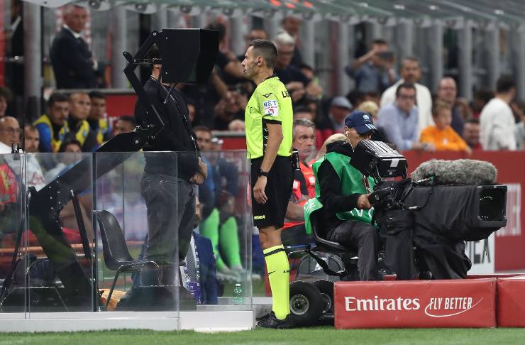 Arbitro richiamato dal VAR