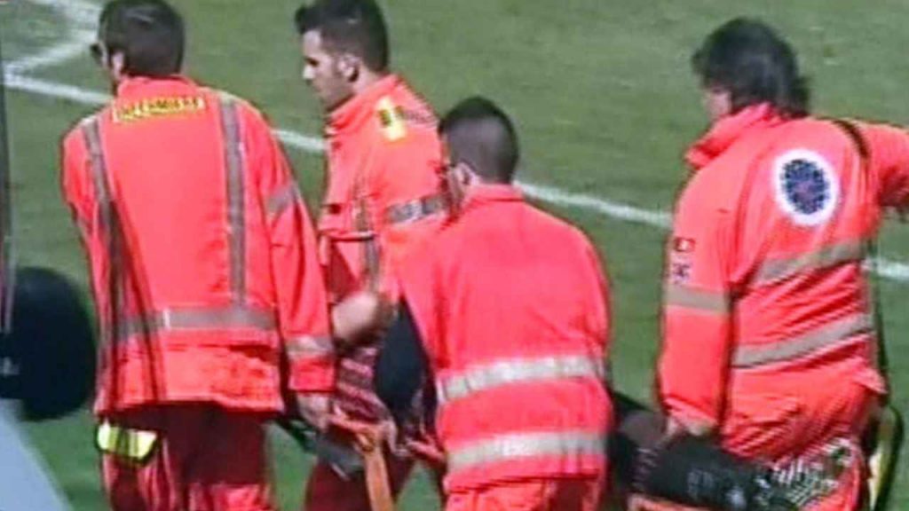 Calciatore soccorso in campo