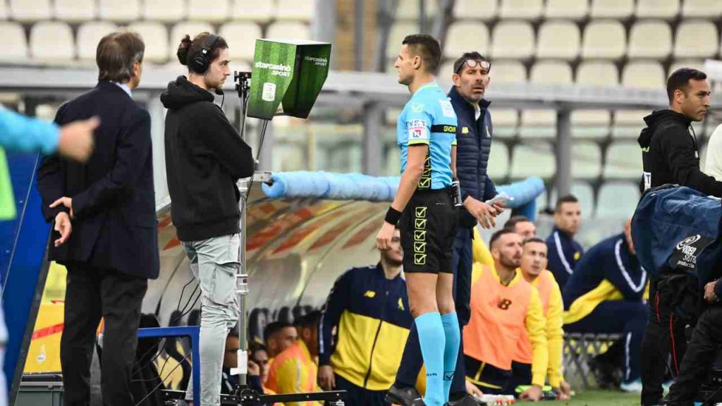 L'arbitro va a rivedere quanto successo in campo