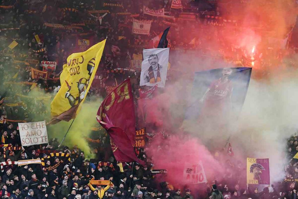 Roma, la Curva Sud si schiera: “Mourinho a vita!” FOTO