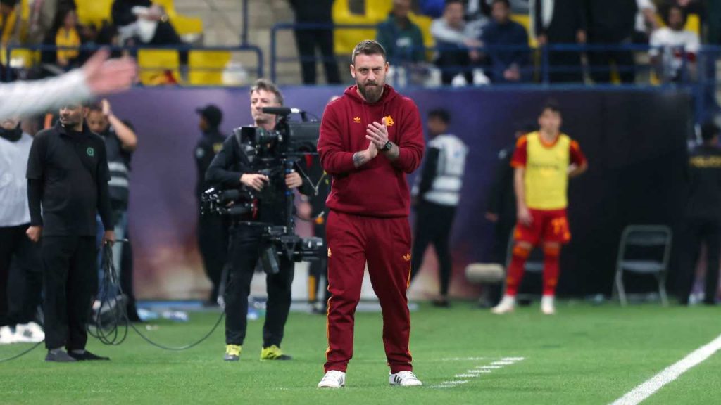 Roma, De Rossi in conferenza: “Dybala sta bene, Huijsen c’è”