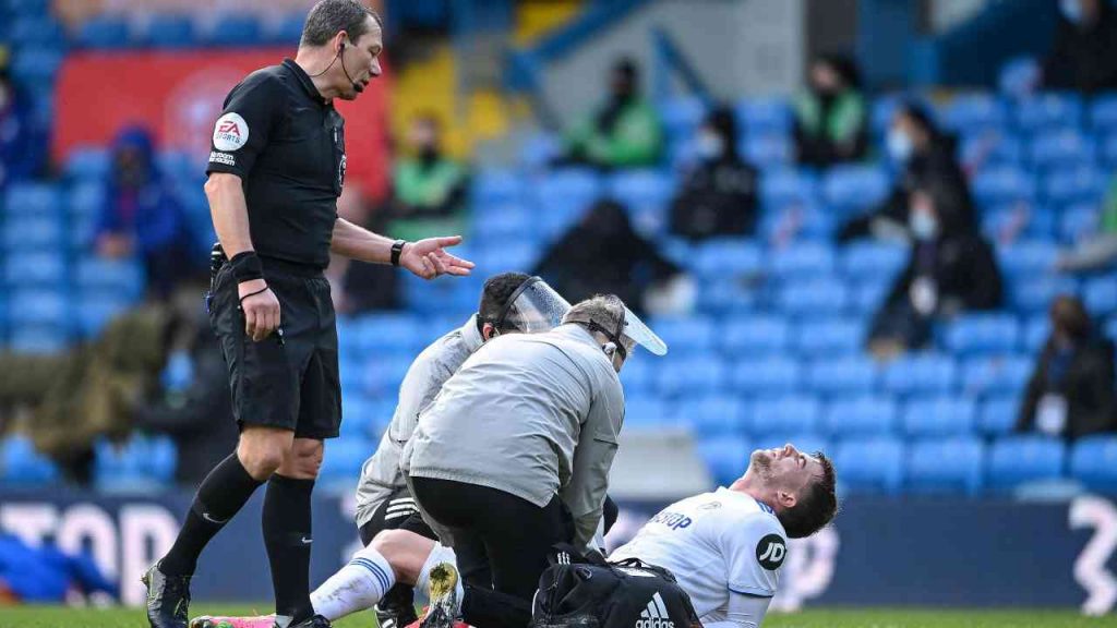 Lo staff medico aiuta il calciatore - Ansafoto - Calcioinpillole.com