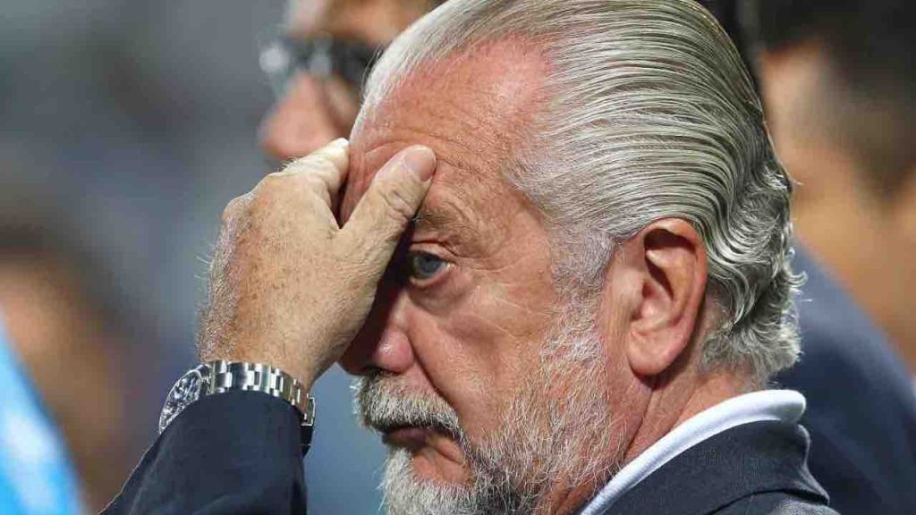 Ancora De Laurentiis, una furia a Barcellona: porta via Politano durante l’intervista (VIDEO)