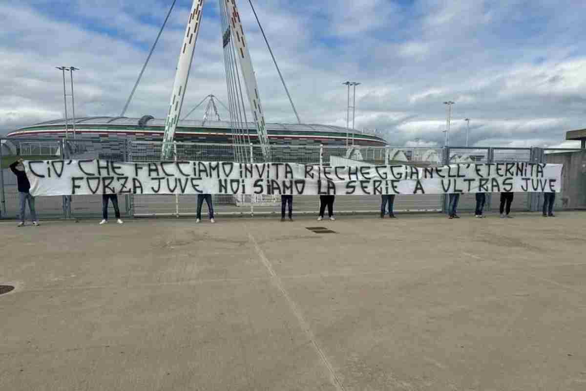 Lo striscione della Sud