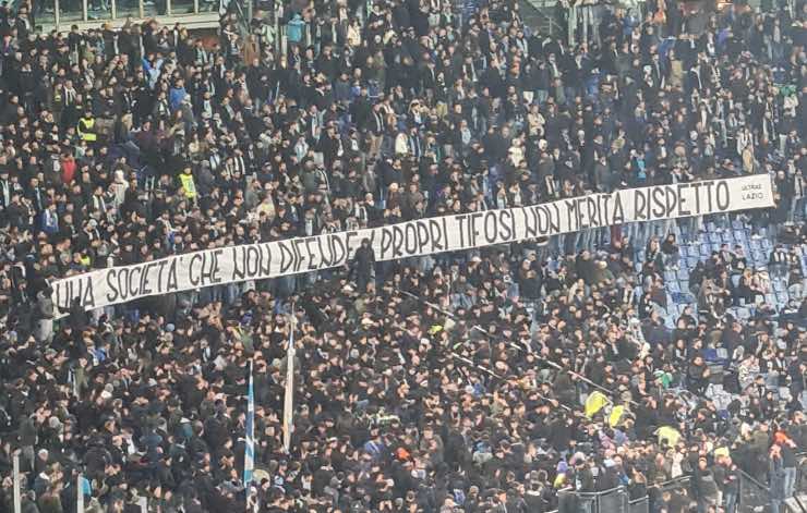 Striscione contro la Lazio all'Olimpico