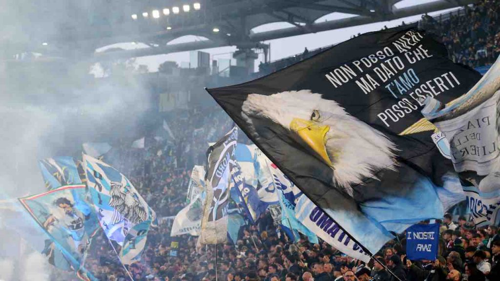 Tifosi contro Lotito, striscione shock all’Olimpico (FOTO)