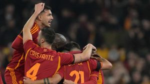 La Roma che esulta - lapresse - calcioinpillole.com