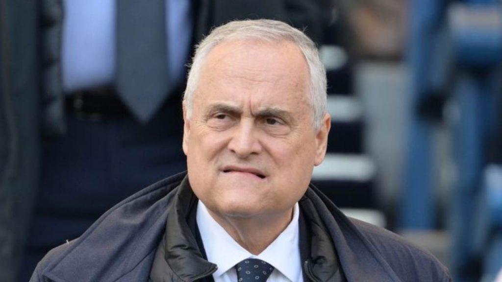 Lazio, l’infortunio è più grave del previsto | Lotito costretto ad andare al mercato con la lista della spesa