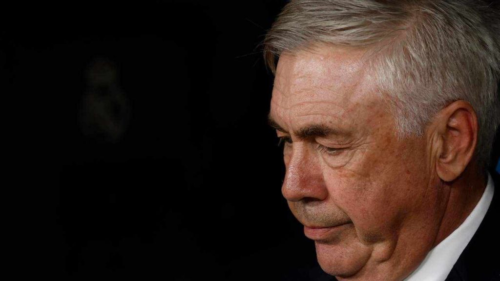 Ancelotti fischiato e di nuovo a rischio | Ultima possibilità: Florentino gli prende due rinforzi